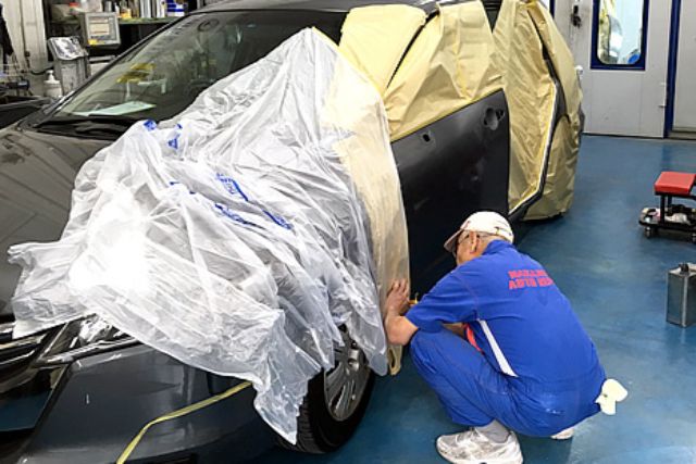 自動車の修理をする男性